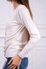 modella indossando Cardigan Elowen scollo V colore