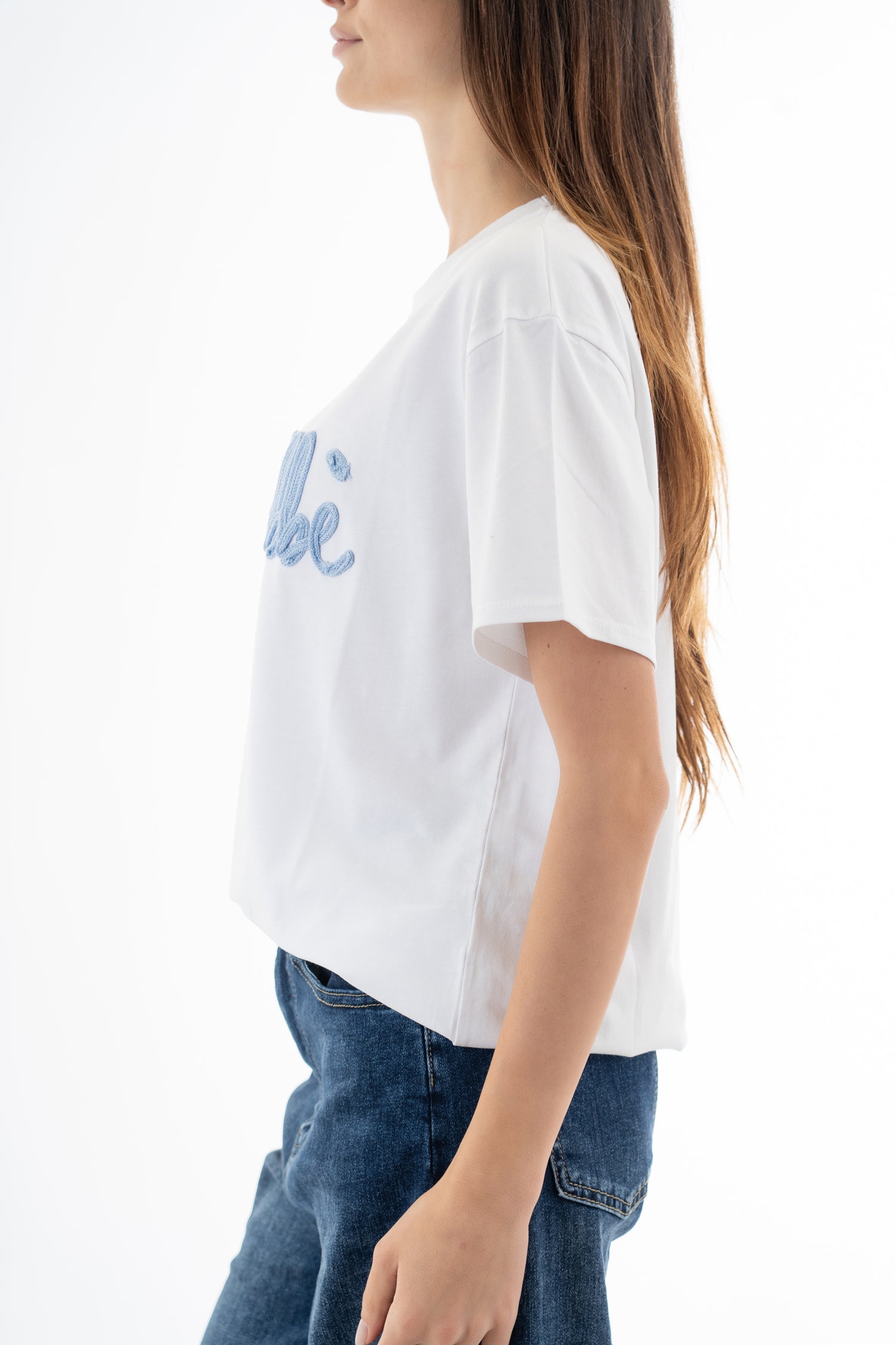 modella indossando T-shirt in cotone elasticizzato con scritta No Vabbè applicata in rilievo colore