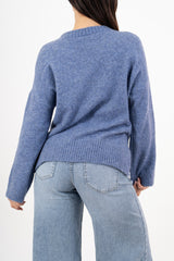 modella indossando Maglione over girocollo con fondo asimmetrico e spacchi laterali colore