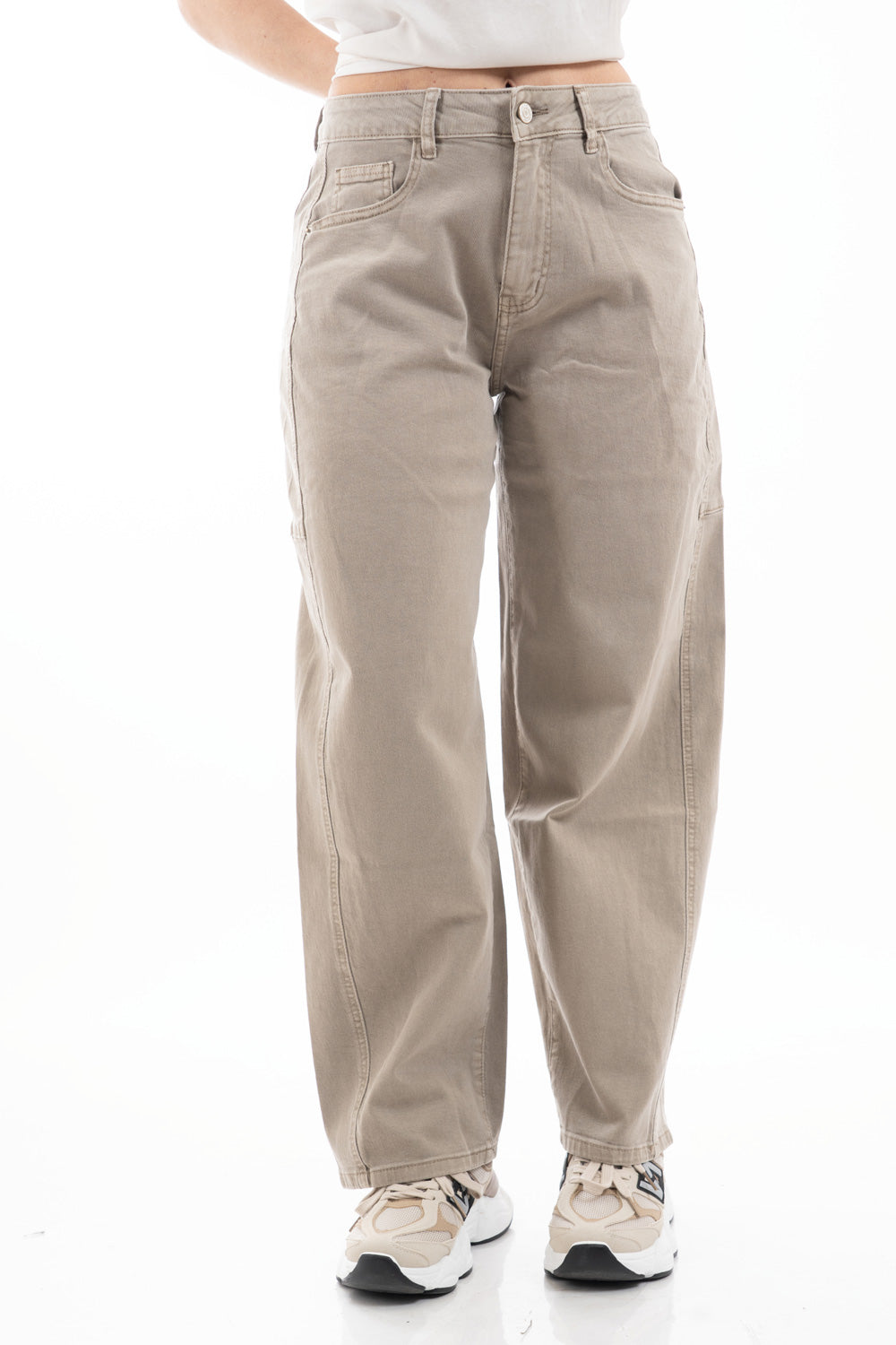 modella indossando Jeans barrel in denim con gamba ampia e cuciture strutturate colore