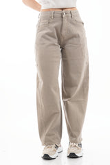 modella indossando Jeans barrel in denim con gamba ampia e cuciture strutturate colore