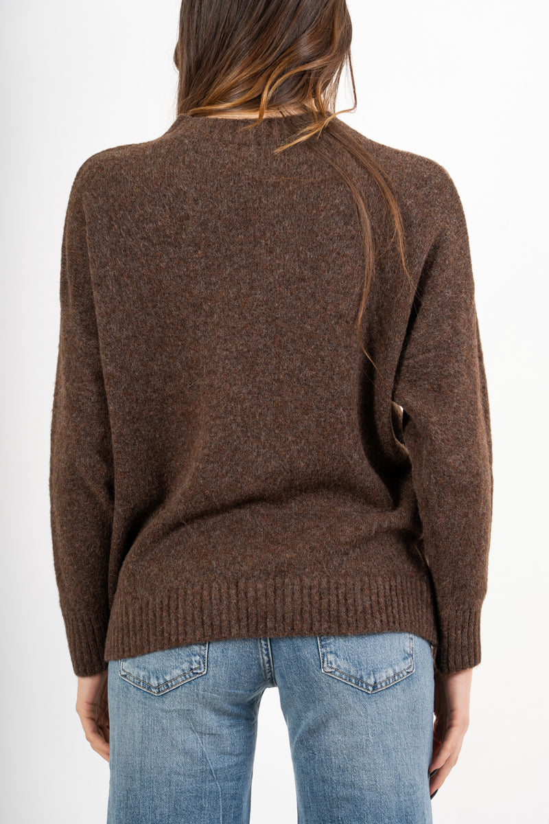 modella indossando Maglia girocollo morbida a spalla scesa in filato caldo colore