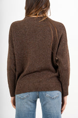 modella indossando Maglia girocollo morbida a spalla scesa in filato caldo colore