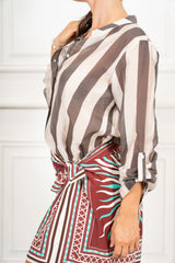 modella indossando Camicia Collo Coreana in Tencel a Righe Multicolor colore