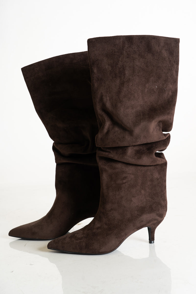 modella indossando Stivale morbido a punta con arricciature e tacco sottile marrone colore