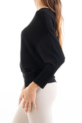 modella indossando Maglia pipistrello in filato leggero a costina orizzontale colore