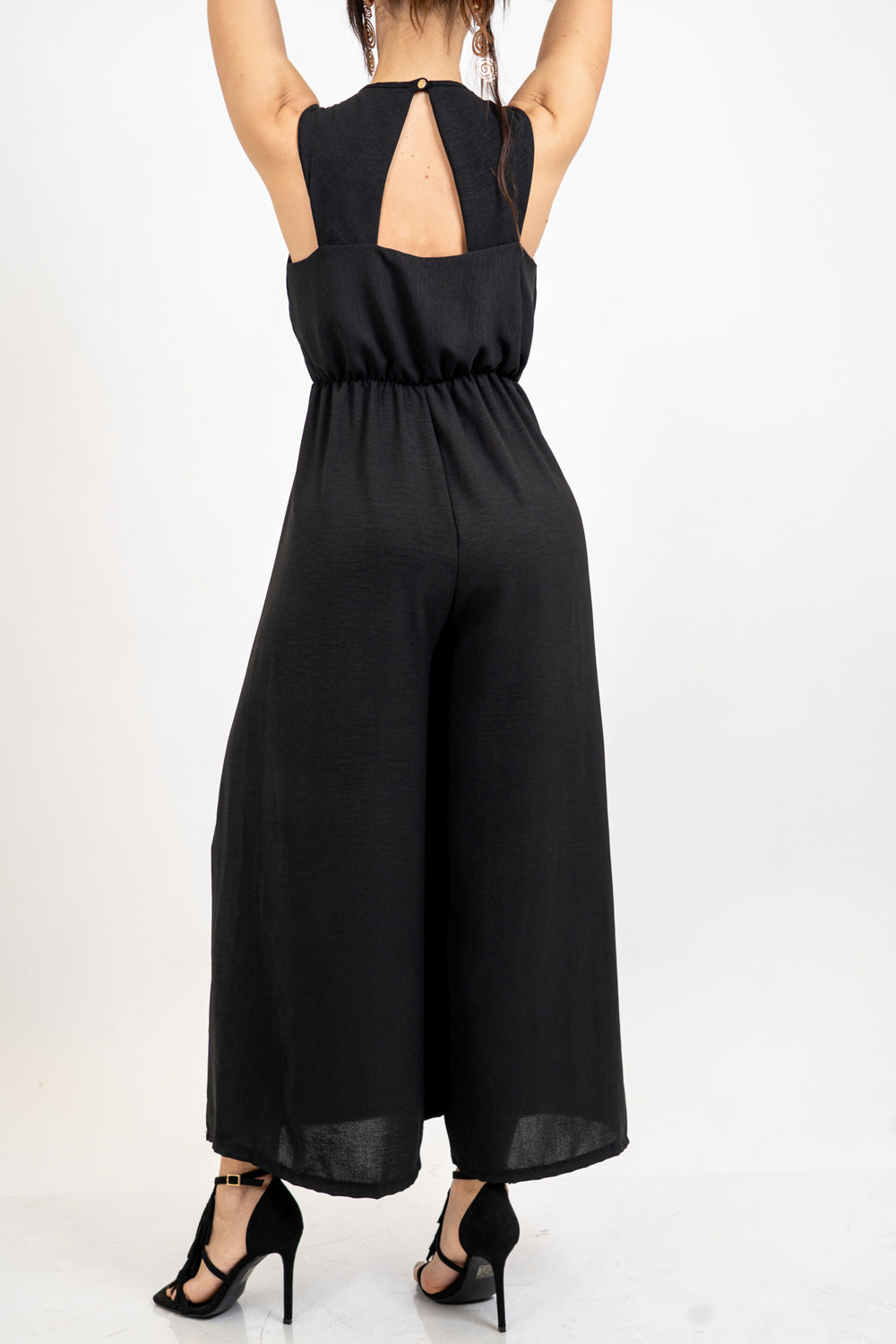 Tuta lunga con scollo profondo e pantalone palazzo.