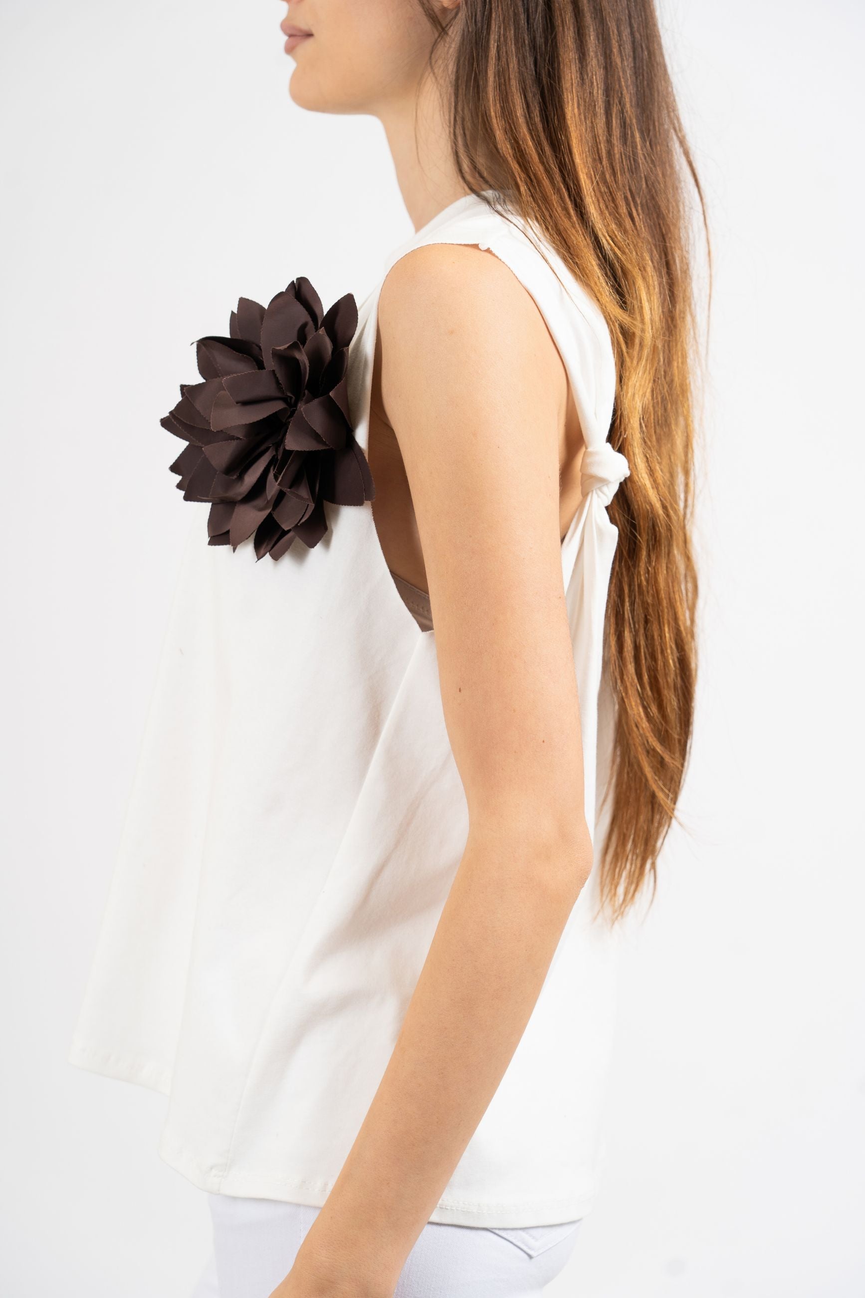 T-shirt smanicata con fiore applicato e schiena cut-out.