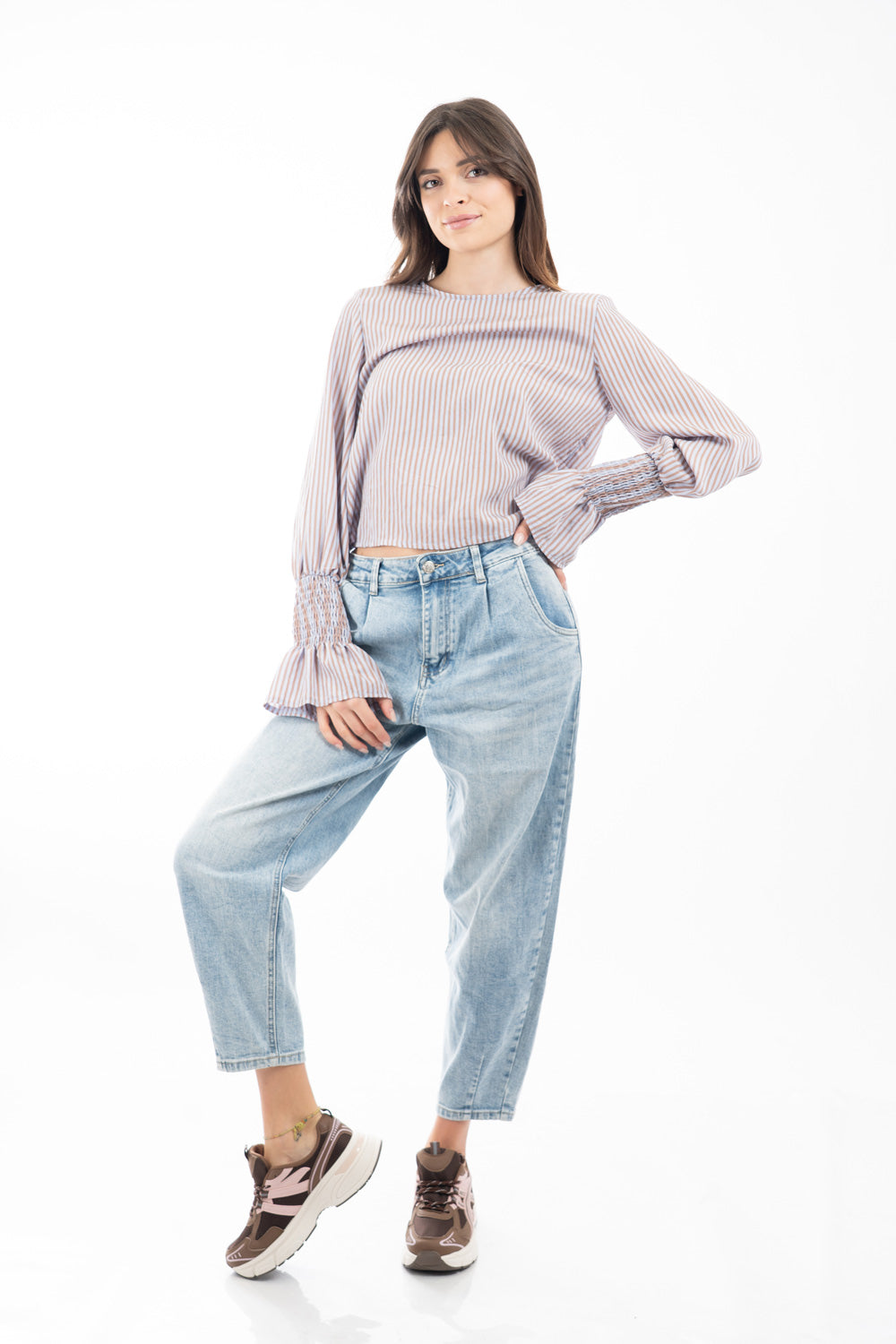 modella indossando Jeans modello balloon in denim chiaro elasticizzato vita regolare colore