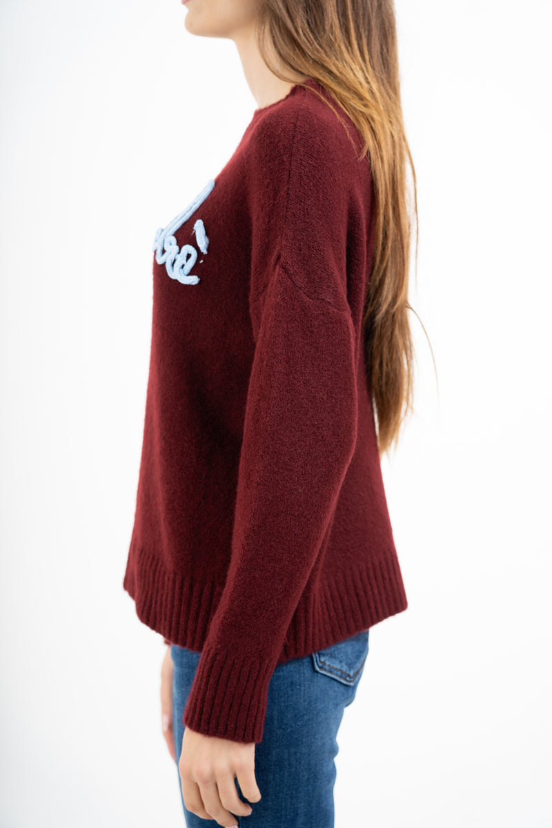 modella indossando Maglione girocollo “No vabbè” in misto lana ricamato colore