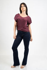 modella indossando Blusa effetto raso cangiante con scollo V e manica con cucitura interna colore