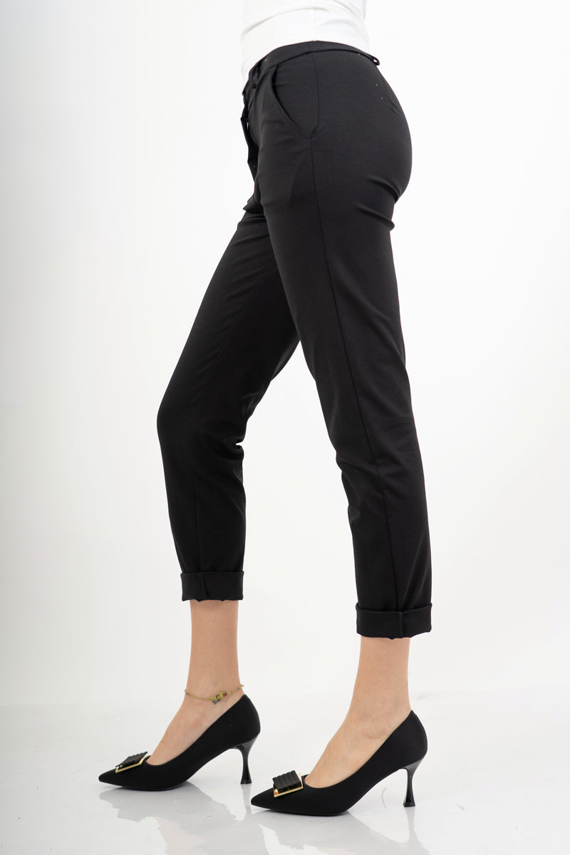 modella indossando Pantalone nero elasticizzato con risvolto in misto cotone colore Nero