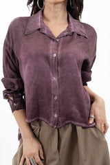 modella indossando Camicia corta in viscosa con retro in pizzo trasparente colore