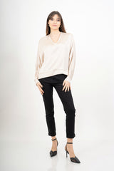 modella indossando Blusa ampia in raso cangiante con scollo a V e maniche a pipistrello colore