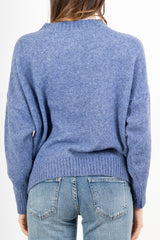 modella indossando Maglia girocollo morbida a spalla scesa in filato caldo colore