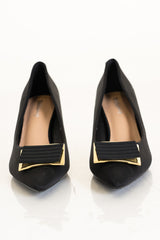 modella indossando Décolleté nere con fibbia dorata e tacco sagomato colore