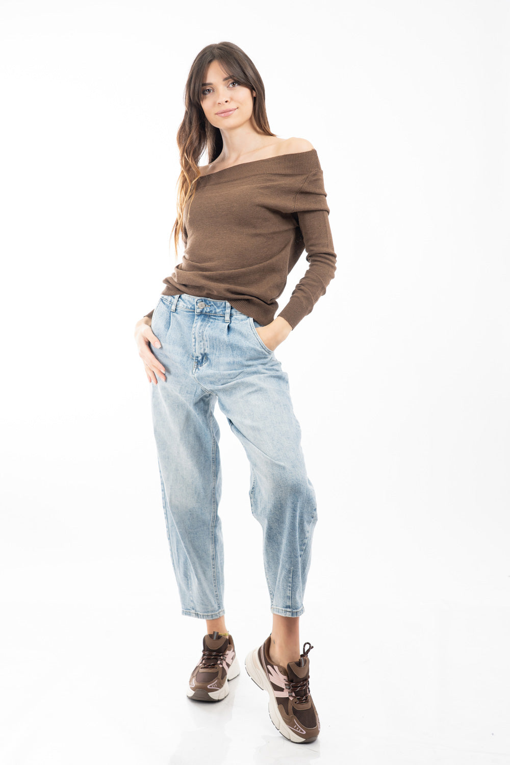 modella indossando Maglia in filato leggero con scollo morbido e collo a costina colore