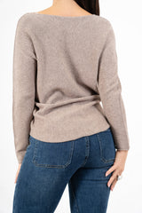 modella indossando Maglia over con scollo a V e orlo stondato in viscosa colore