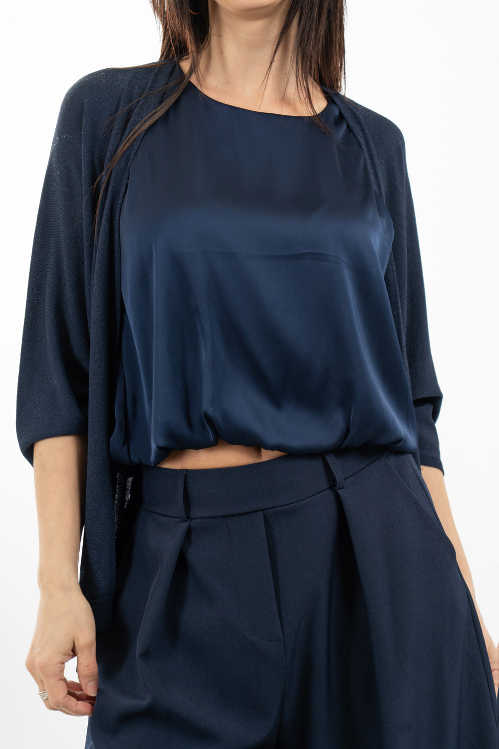 modella indossando Cardigan leggero in maglia con manica pipistrello e linea morbida colore Blu Unica