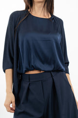 modella indossando Cardigan leggero in maglia con manica pipistrello e linea morbida colore Blu Unica