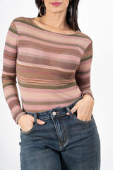 modella indossando Maglia a righe in misto cashmere Made in Italy colore Rosa Unica