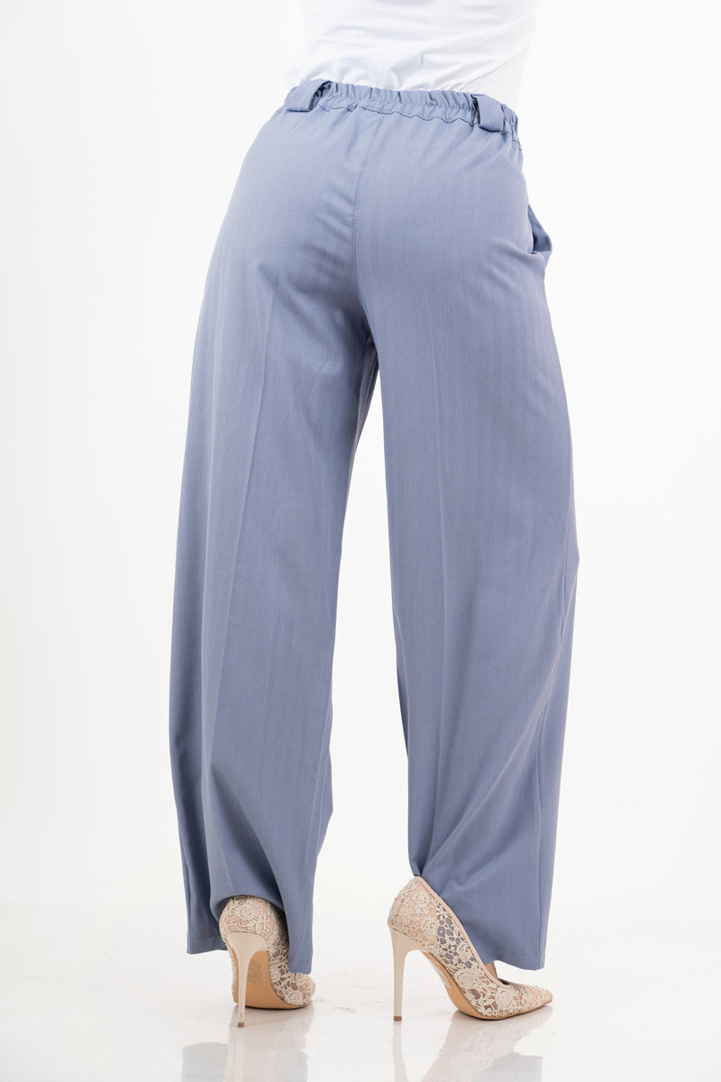 modella indossando Pantalone dritto rigato spinato celeste colore