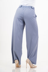 modella indossando Pantalone dritto rigato spinato celeste colore