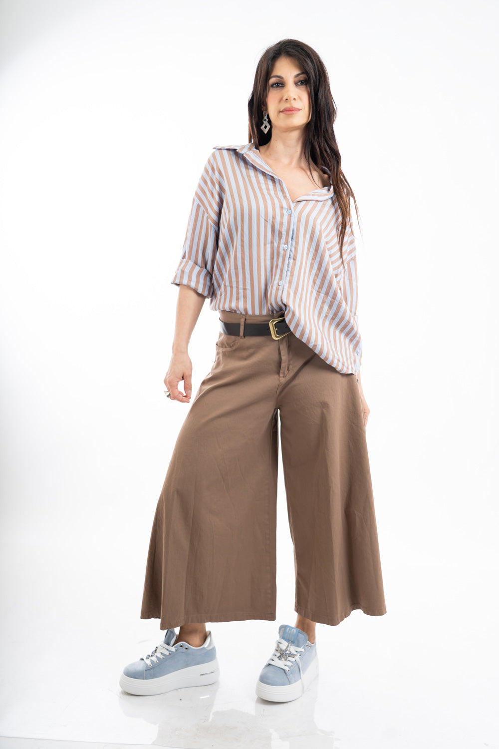 modella indossando Camicia lunga a righe in viscosa con lavorazione jacquard colore