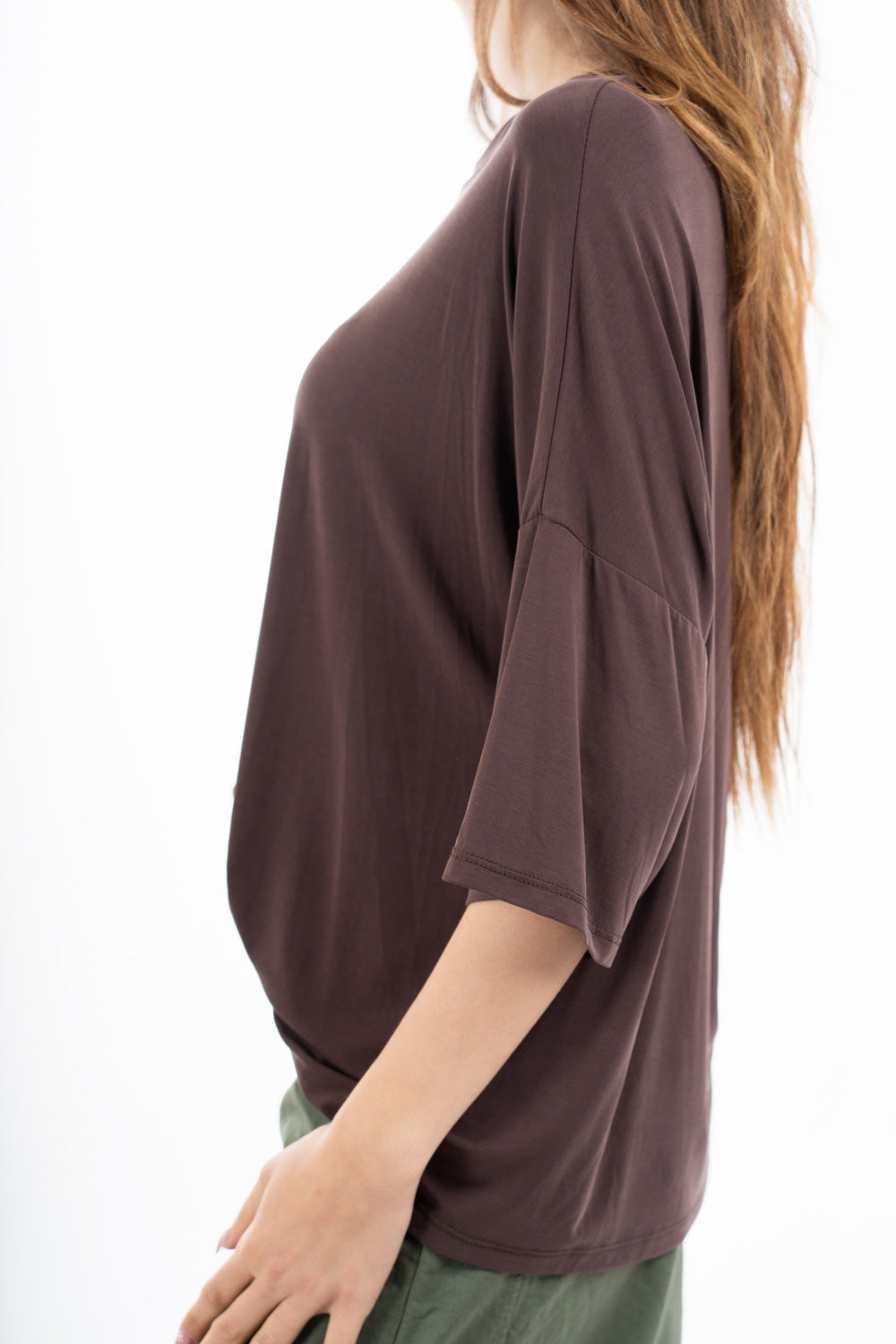 modella indossando Maglia ampia in modal elasticizzato con spalla scesa e manica morbida colore