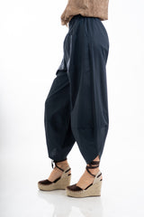 modella indossando Pantalone ampio in cotone con tasconi e fondo con apertura laterale colore Blu Unica