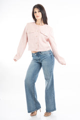 modella indossando Giacchina corta strutturata effetto tweed rosa con bottoni gioiello colore