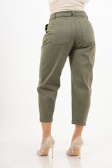 modella indossando Pantalone cropped in cotone verde militare Made in Italy colore