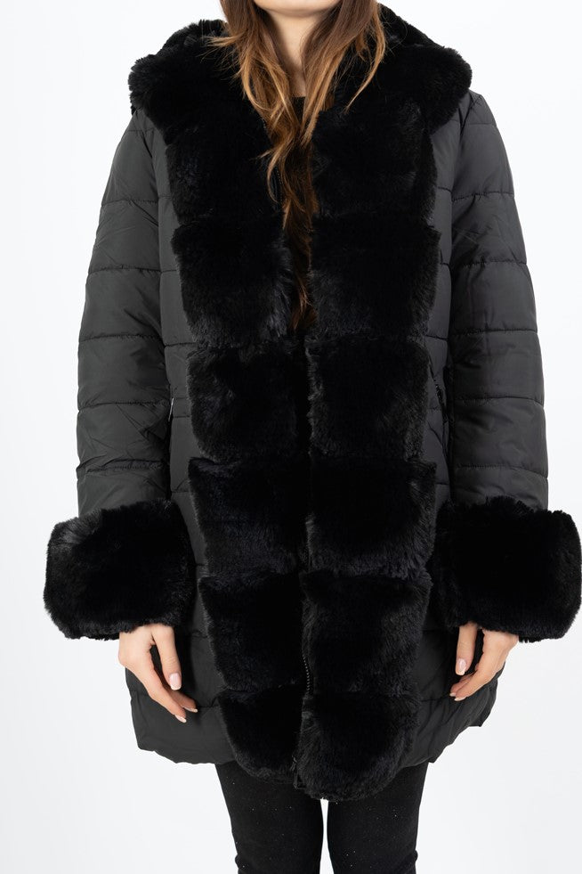 modella indossando Piumino avvitato con cappuccio e pelliccia rimovibile colore