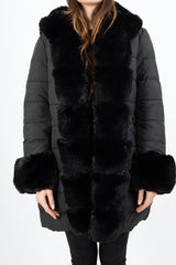 modella indossando Piumino avvitato con cappuccio e pelliccia rimovibile colore