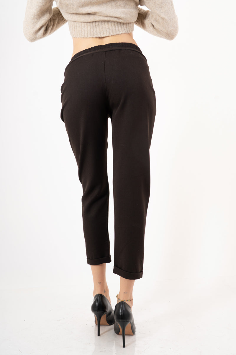 modella indossando Pantalone in poliviscosa con elastico in vita e gamba dritta – Marrone colore