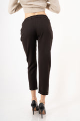 modella indossando Pantalone in poliviscosa con elastico in vita e gamba dritta – Marrone colore