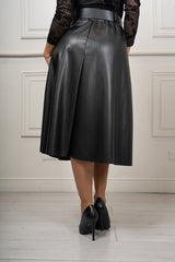 modella indossando Gonna midi Aveline in ecopelle colore