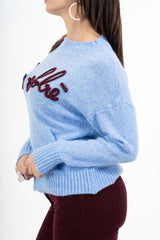 modella indossando Maglione girocollo “No vabbè” in misto lana ricamato colore