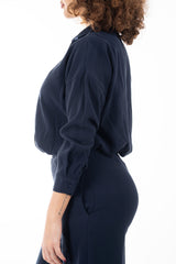 modella indossando Blusa con scollo incrociato e fondo elastico in misto viscosa colore