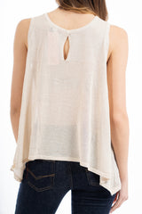 modella indossando Top smanicato in viscosa lurex leggero e semitrasparente, linea svasata e vestibilità morbida. Perfetto per look casual o eleganti. colore