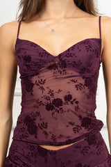 modella indossando Top Floris con coppe colore