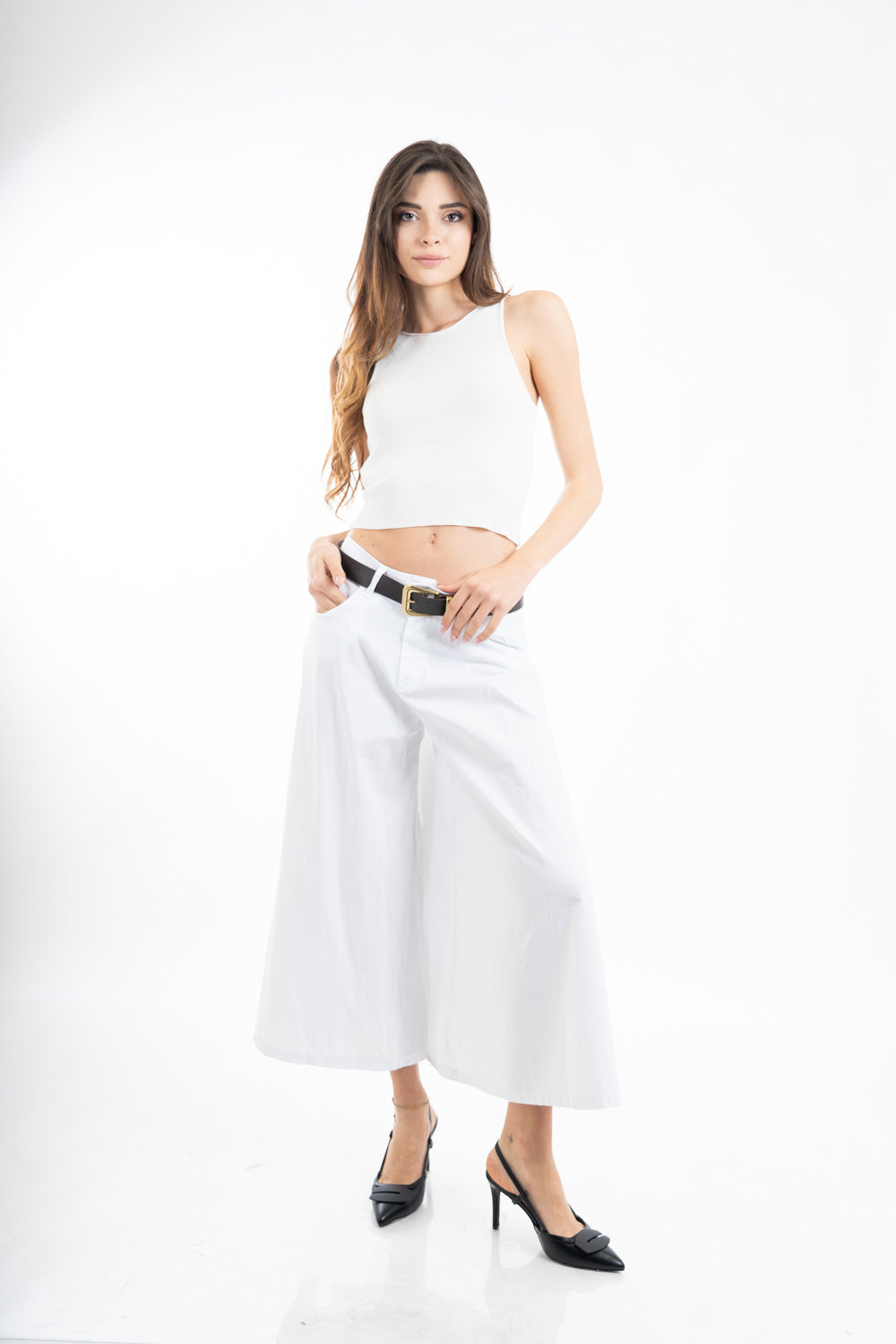 modella indossando Pantagonna bianco midi ampia in cotone elasticizzato con cintura inclusa colore