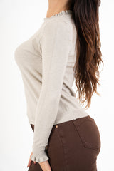 modella indossando Maglia SoftLurex con micro paillettes e volant colore