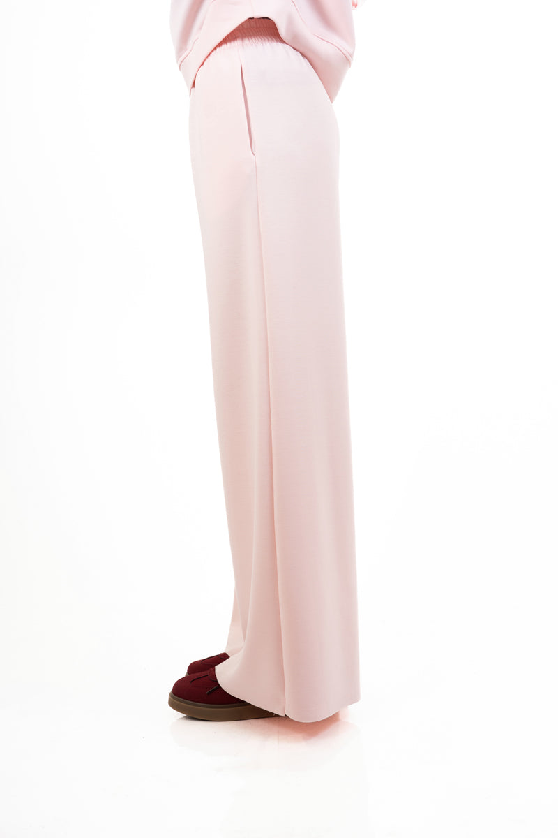 modella indossando Pantalone palazzo felpa con elastico colore