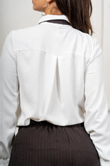 modella indossando Camicia Kensington con cravatta marrone colore