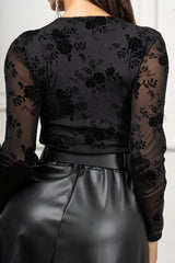modella indossando Maglia Floris drappeggiata colore