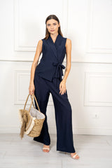 modella indossando Completo gilet portafoglio e pantalone palazzo in misto viscosa colore Blu Unica