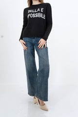modella indossando Maglione girocollo con scritta “Bella e impossibile” in misto lana Made in Italy colore