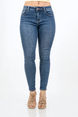 modella indossando Jeans slim fit denim lavaggio scuro elasticizzato colore