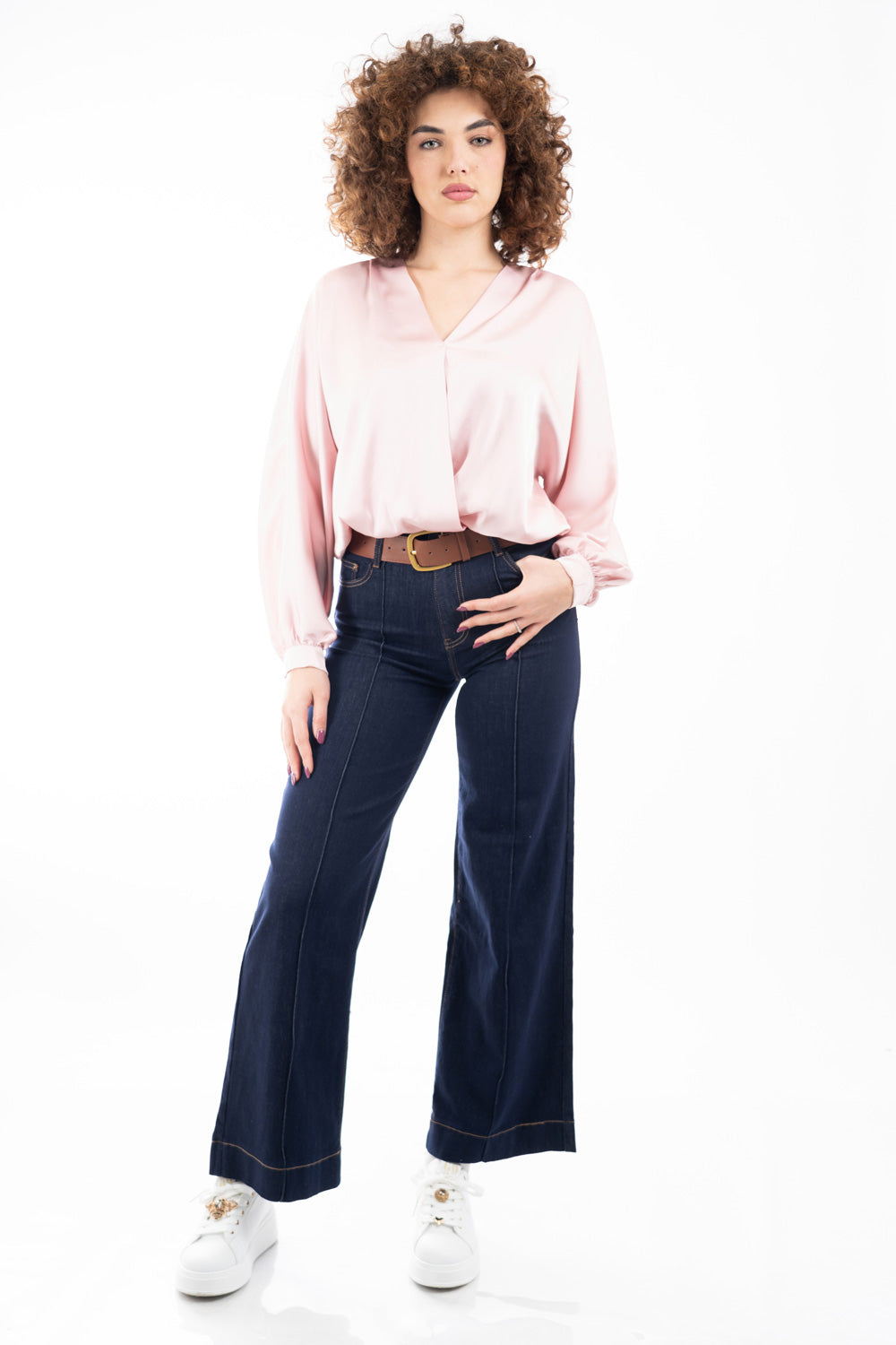 modella indossando Blusa in raso fluido con scollatura incrociata e maniche a palloncino colore
